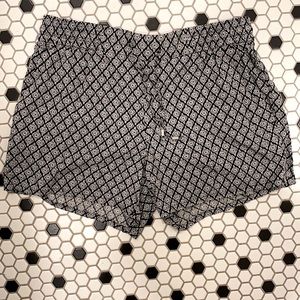 NWOT Old Navy patterned relaxed mid rise shorts
